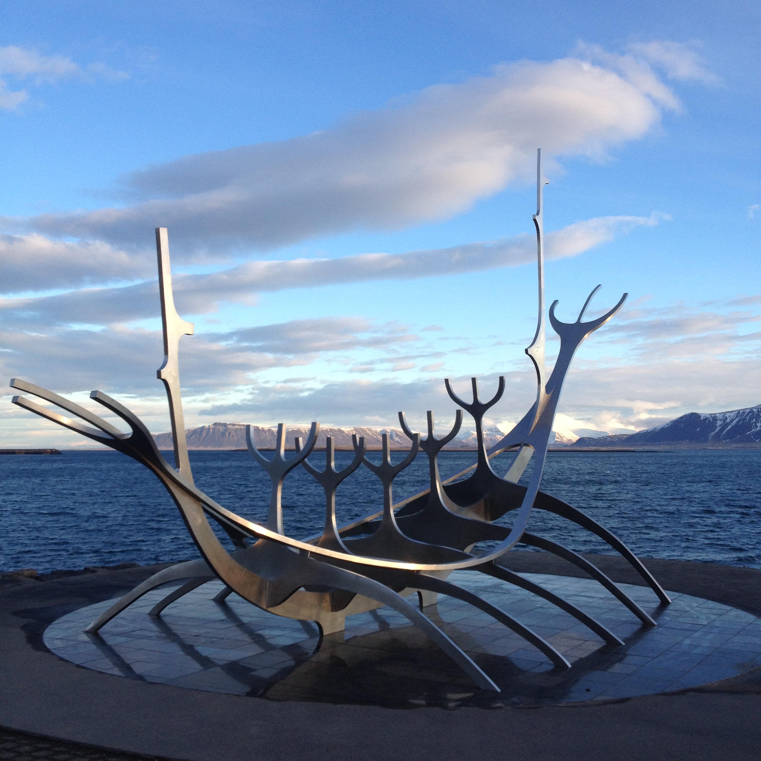 Волна скульптура Исландия.